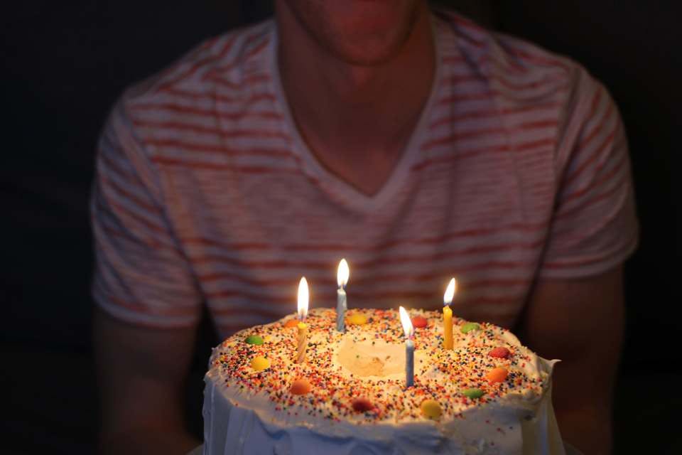 ひとりで誕生日ケーキをたべる人