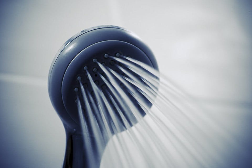 ブラシを使ったシャワーヘッド掃除方法