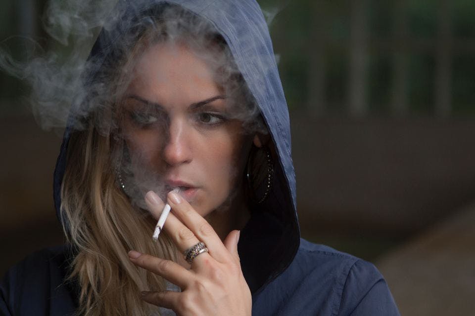 同居ストレスからタバコを吸う女性