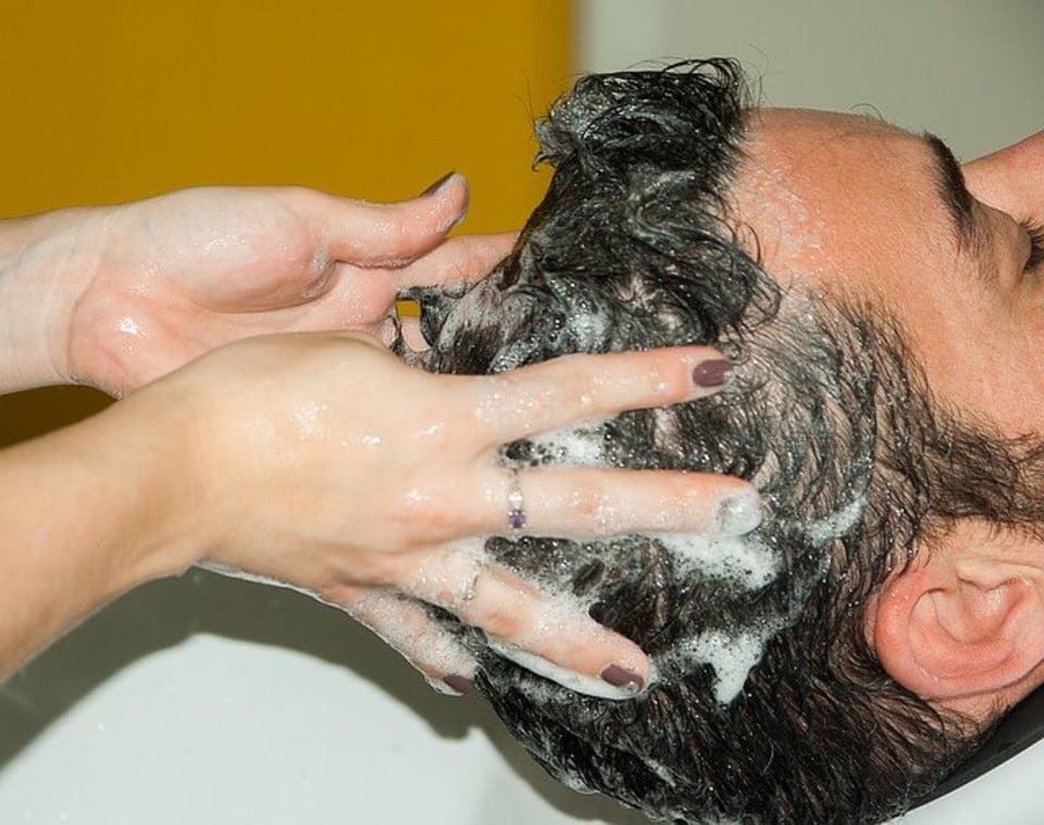 美容師おすすめの市販シャンプーで髪を洗われている人