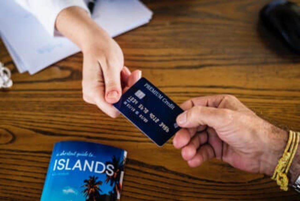 青色のクレジットカード