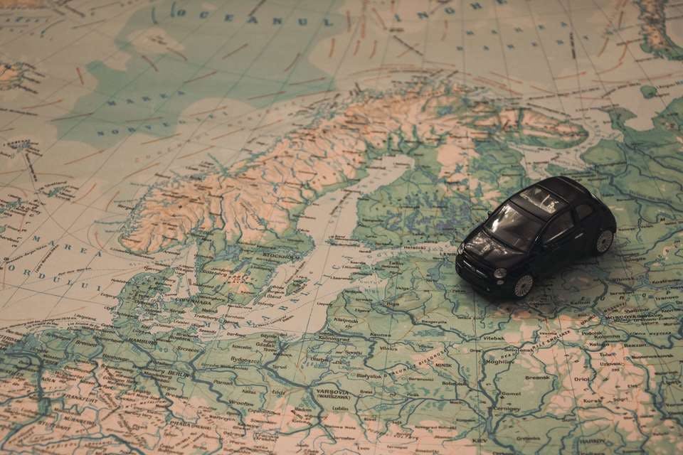 カフェソウルツリーに向かうための車と地図