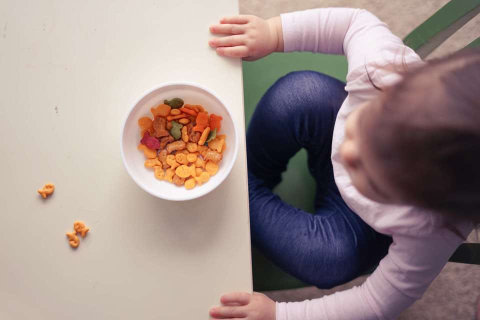 おすすめのグラノーラを食べる子供