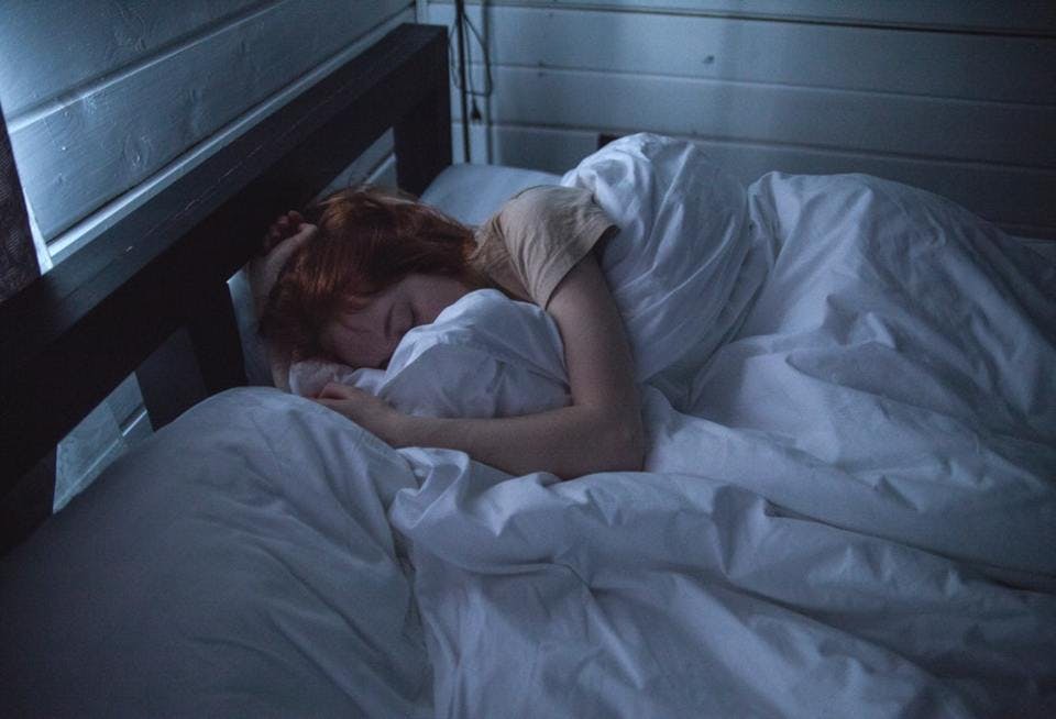 自己管理能力を高めるために早寝する女性