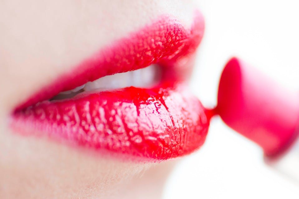 オイルティントを塗る女性の唇
