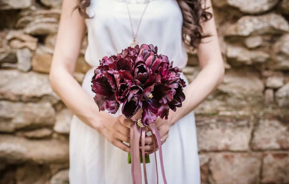 結婚式に参加する女性と花