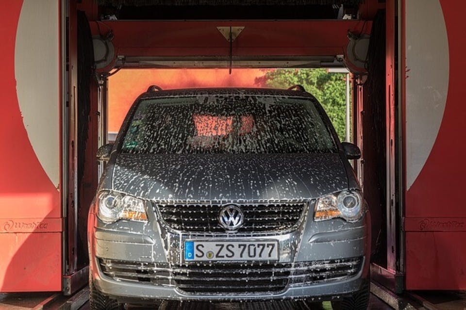おすすめのカーワックスを使うために洗車した車