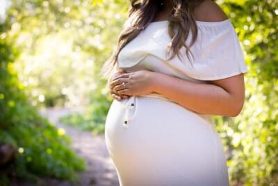 妊娠をきっかけに乳首から毛が生えてきた妊娠中の女性