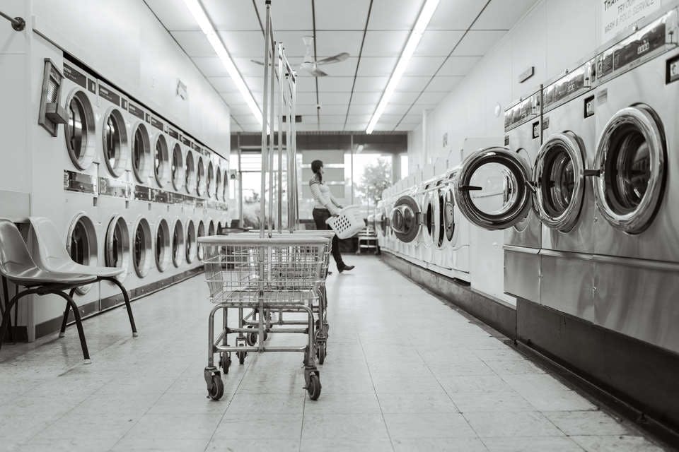 おすすめのドラム式洗濯機で洗濯する女性