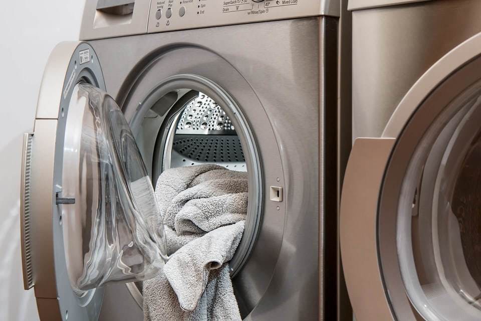 おすすめのドラム式洗濯機からタオルが出ている