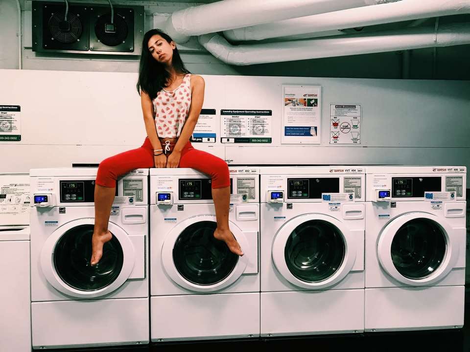 おすすめのドラム式洗濯機にのる女性