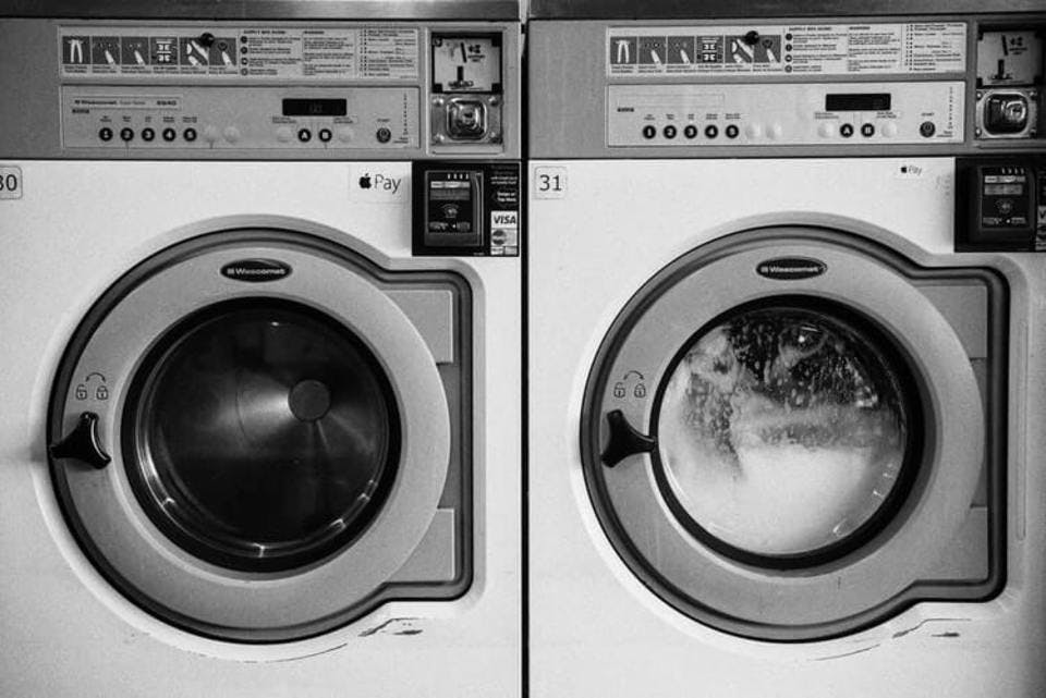 洗濯機でトートバッグを洗っているイメージ