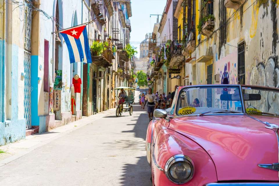 キューバの街とクラシックカー