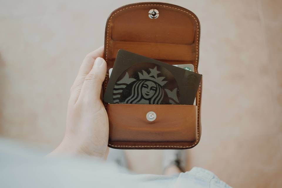 ブランド二つ折り財布の選び方を解説するために開かれたレディース財布