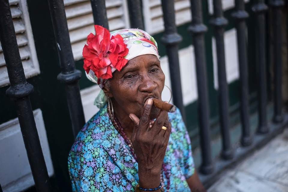 葉巻を吸うキューバ人