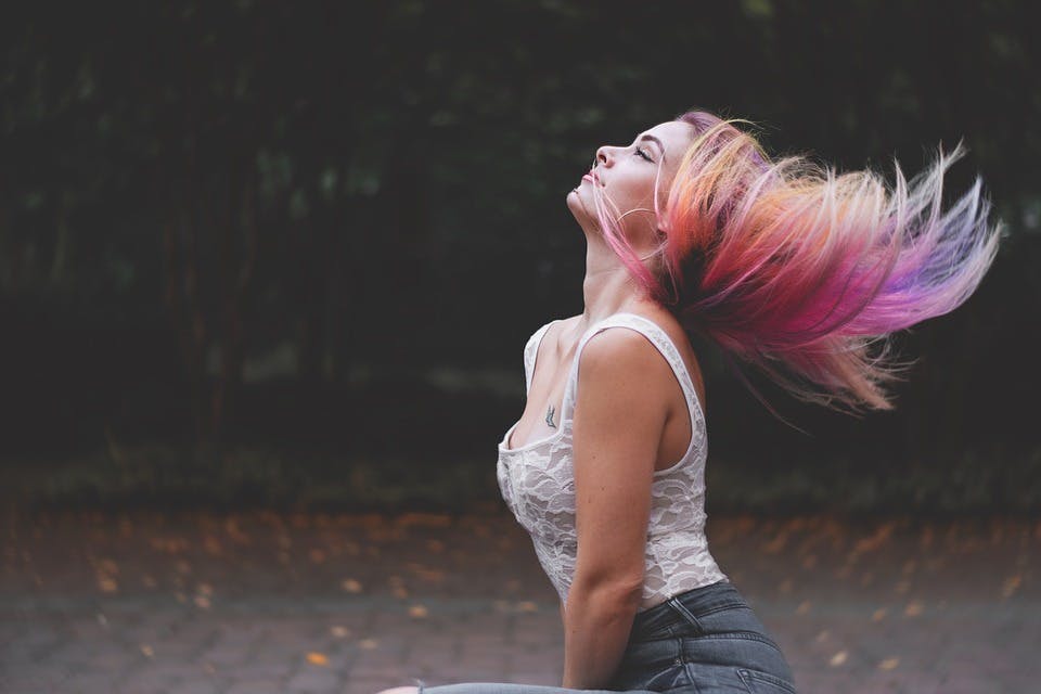 おすすめのヘアマニキュアでピンク色に染めた女性