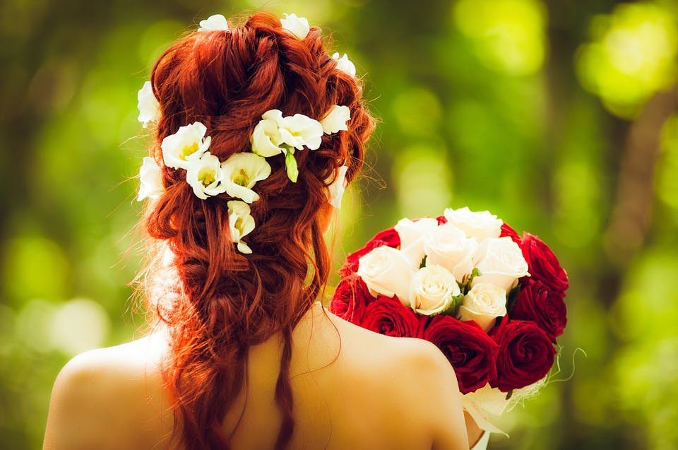 おすすめのヘアマニキュアで赤みのある色に染めた髪の女性