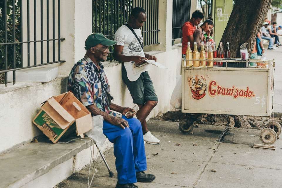 キューバの街に座る人