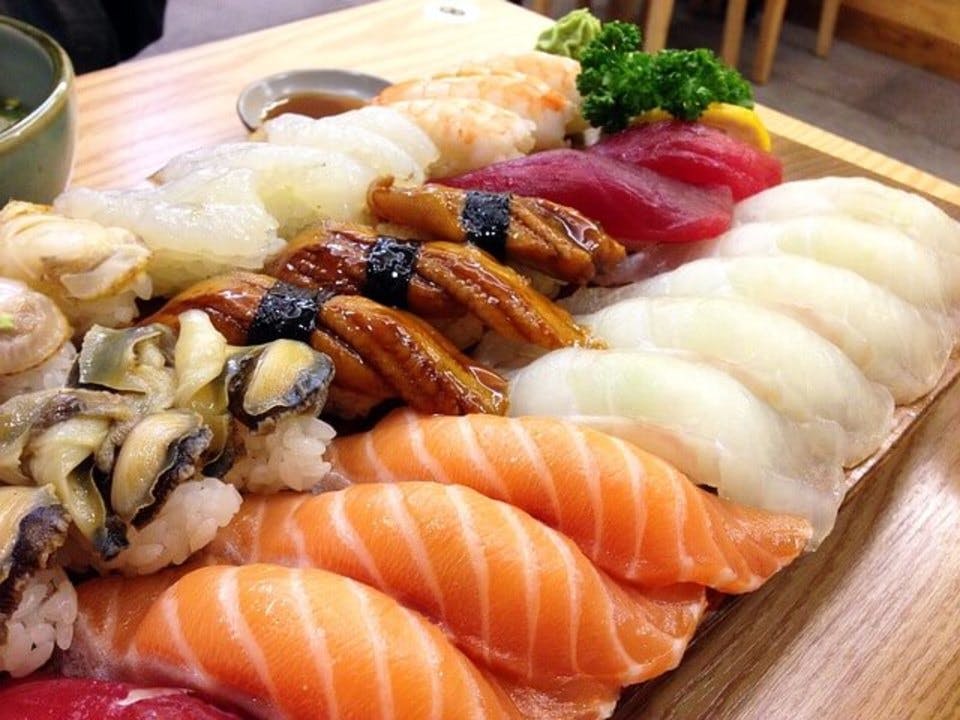 サーモンやイカなど何種類かの寿司が並んだ様子