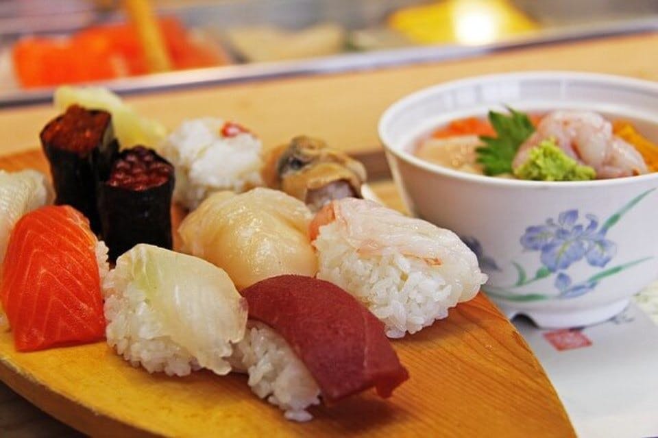 お寿司と海鮮丼などテーブルの様子