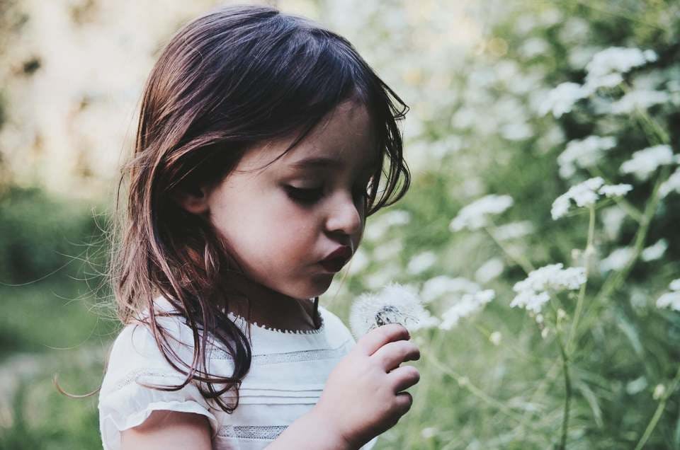 花に話しかける2歳8か月女の子