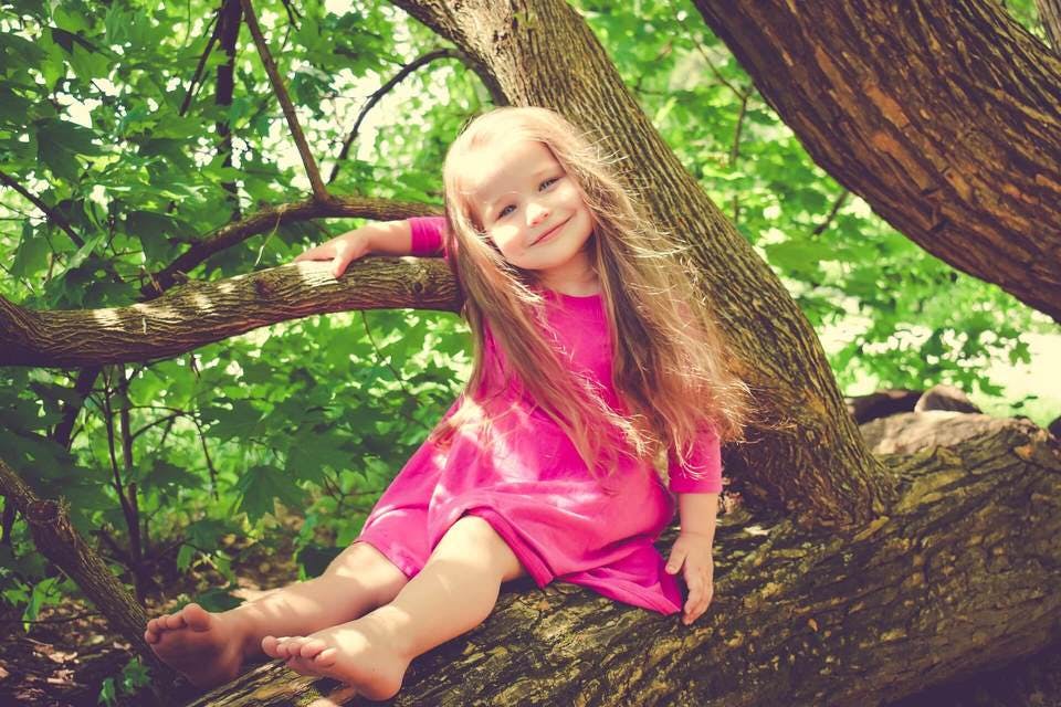木登りをする2歳8か月女の子