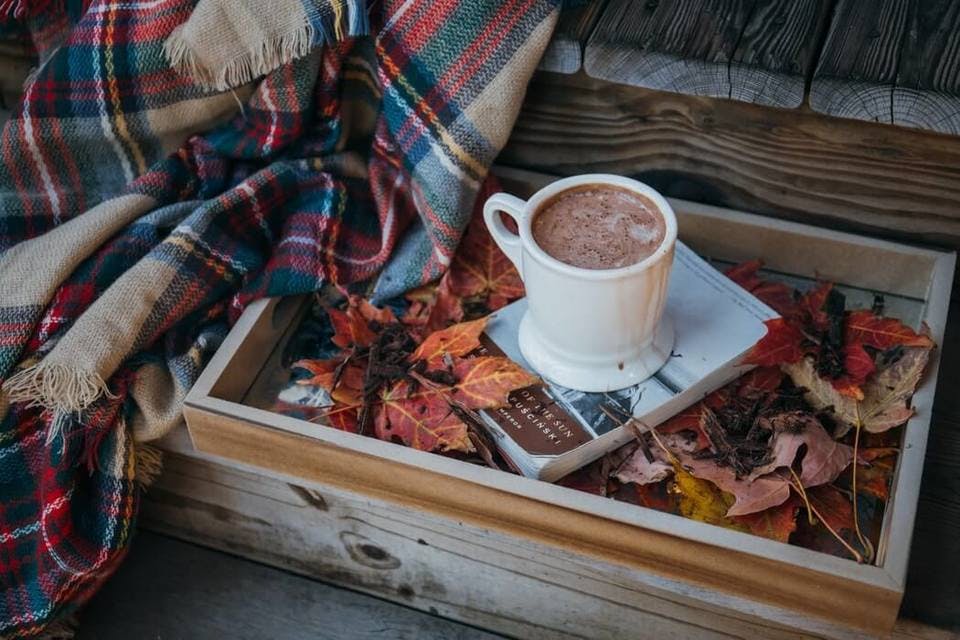 秋の枯葉とコーヒー