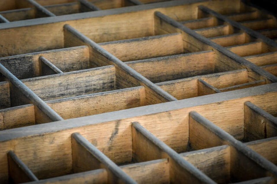 ダイソーの木製の仕切り板つき木箱