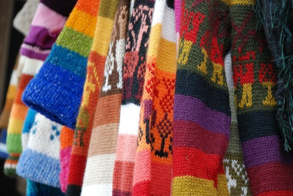 多くの種類のセーターがいっぱい