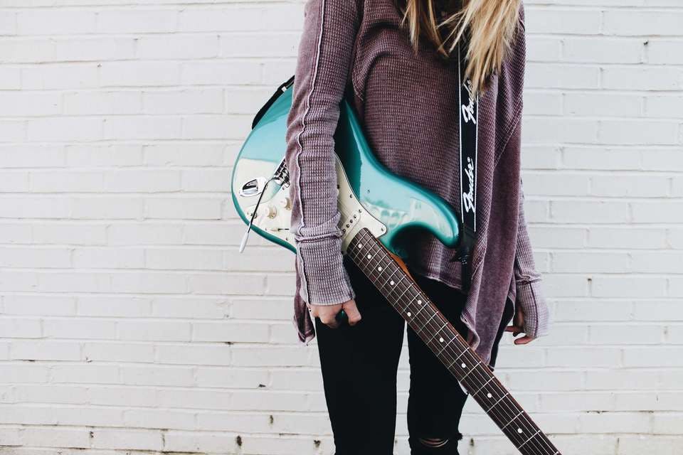 手が小さいことでギターが弾けない女性