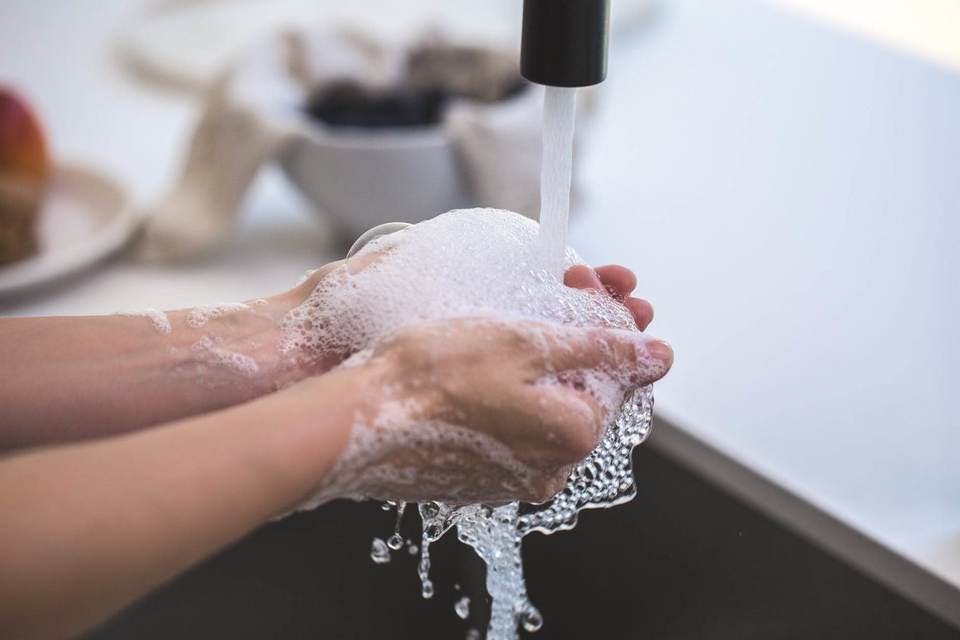 人気のロクシタンハンドクリームの使用前の手洗い