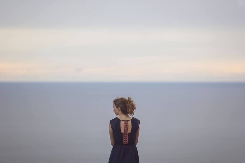 自己開示が出来ない女性が海を一人で眺める
