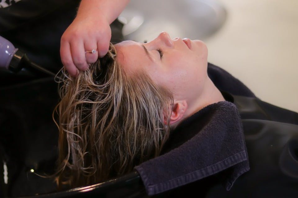 キュレルシャンプーで洗髪する女性