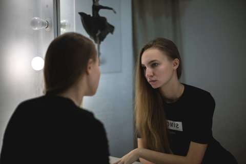 Medium beautiful girl mirror 211024  1 
