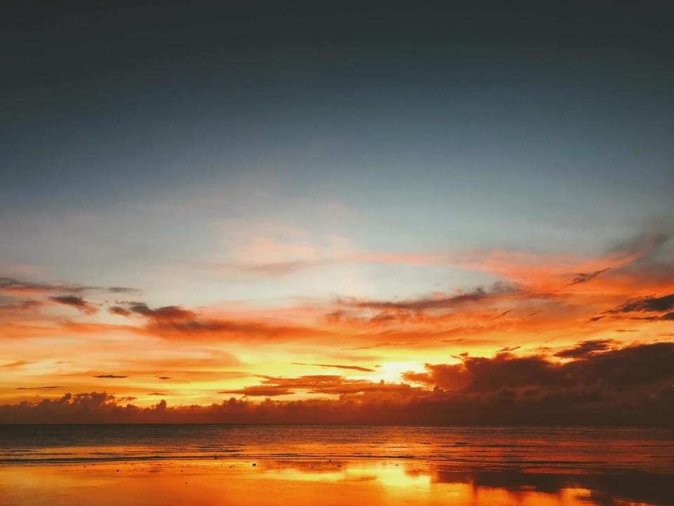 グアムの海の夕焼け