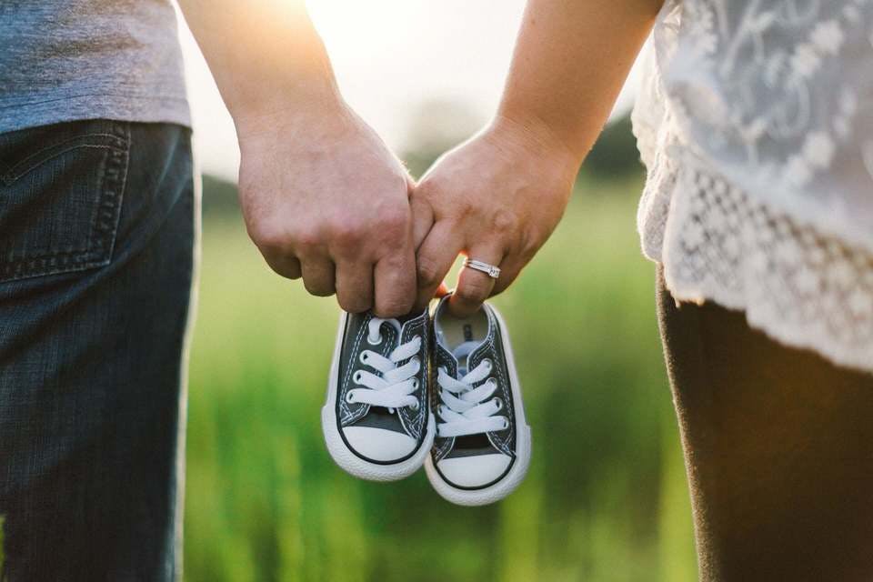 夫婦の会話がない二人が子供の靴を持つ