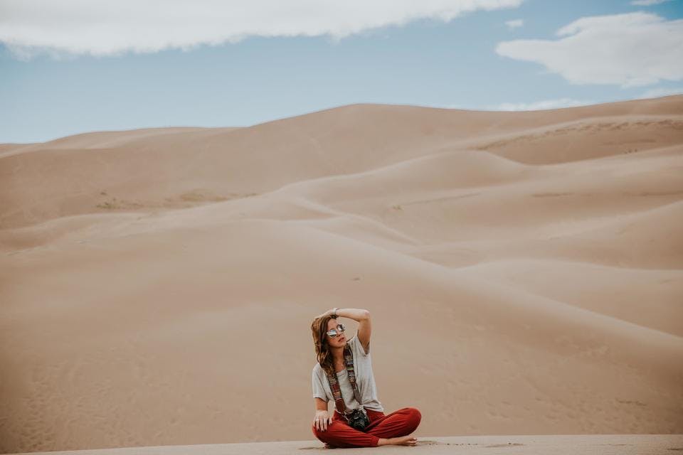 砂漠の上で赤パンツコーデ