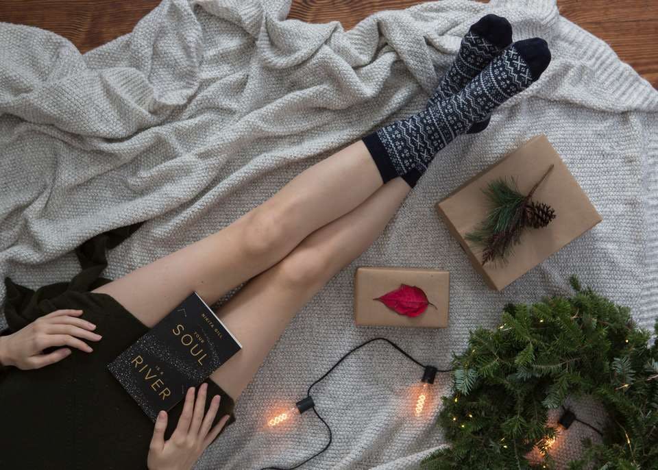 冷え性対策用の靴下を履いている女性