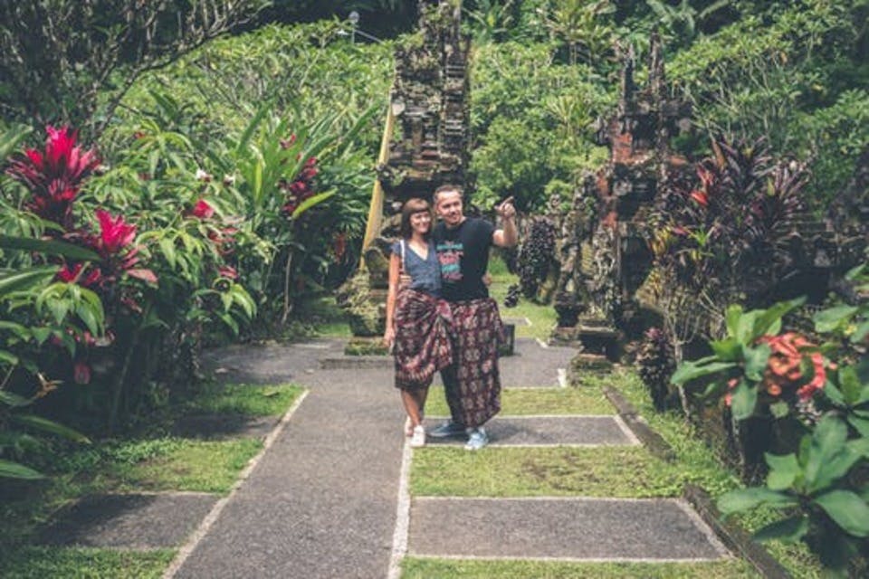 インドネシアを旅行中のカップル