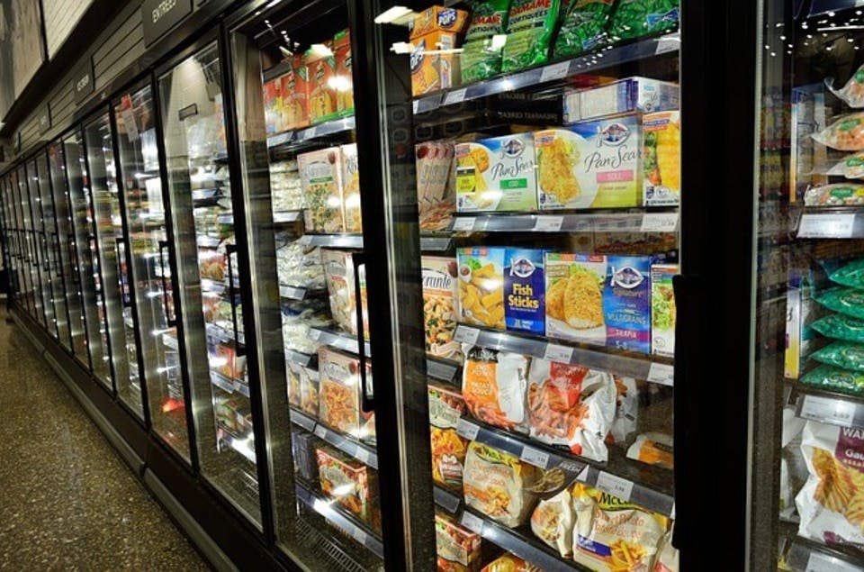 業務スーパーの冷凍棚に並ぶチーズ