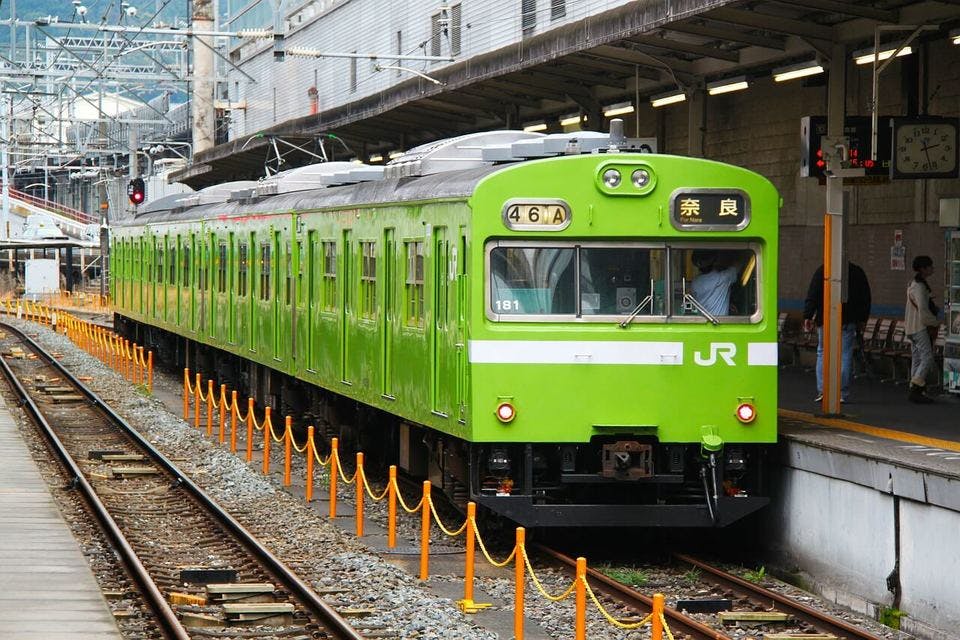 奈良の方言（奈良弁）を話す人が沢山乗っている電車