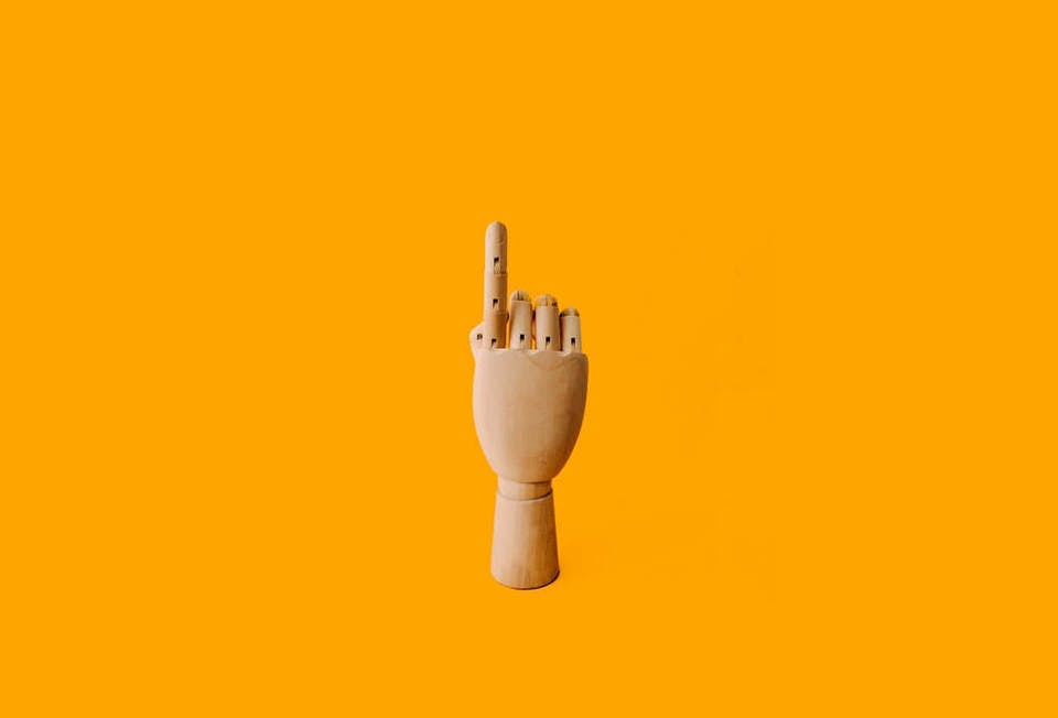 ダイソーのスプレーボトルのポイントを説明する指の模型