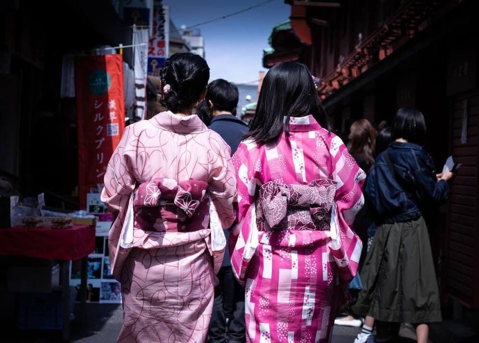 和服を着た富士額の女性2人組