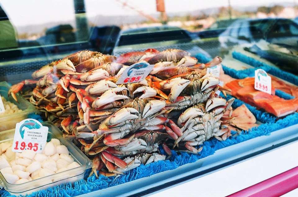 近江町市場で食べ歩きできる海鮮が並んでいる様子