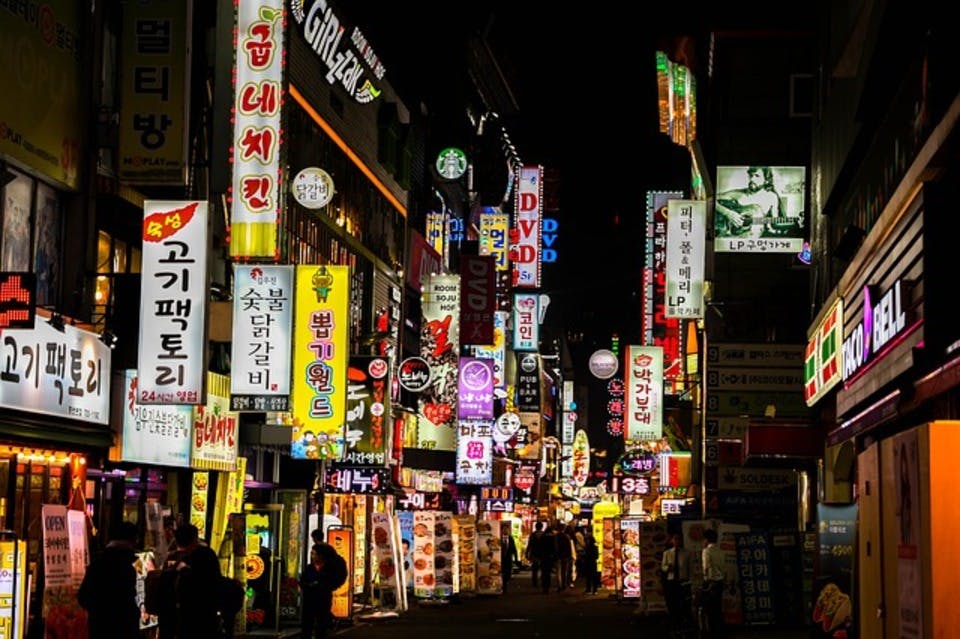 インスタ映えスイーツ以外も惜しい韓国の繁華街