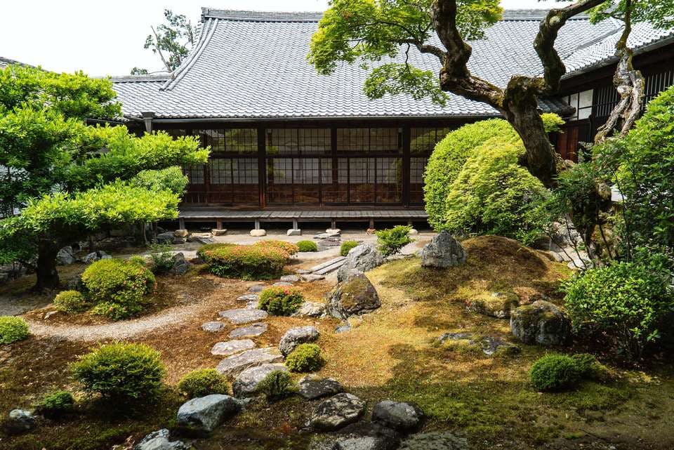 京都の綺麗なお庭がある神社でお守りを買う