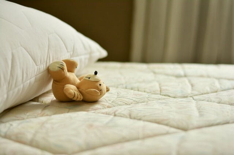 ベッドの上にくまの人形