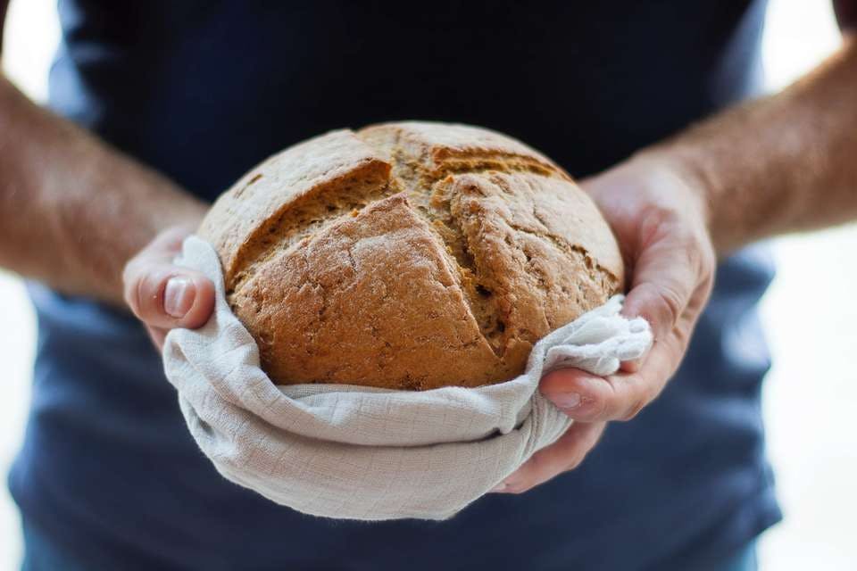 手に持ったパン
