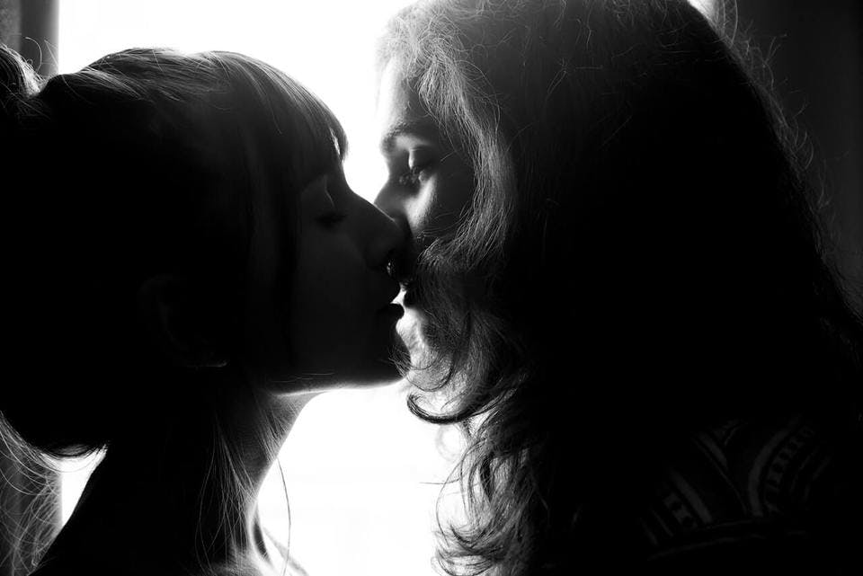 バイセクシャル診断前のキスする女性
