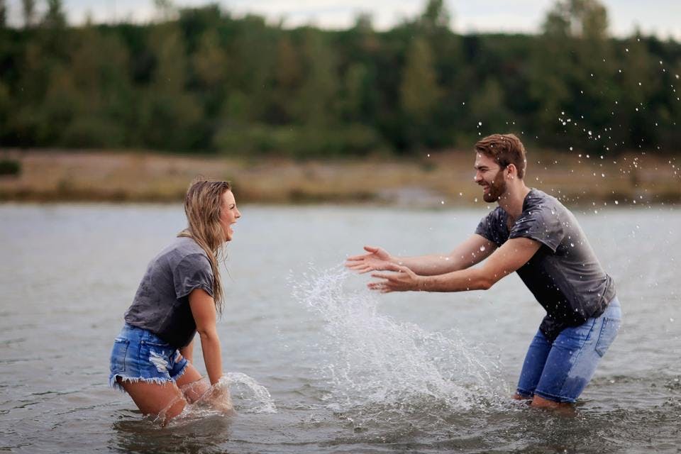 水遊びするカップル